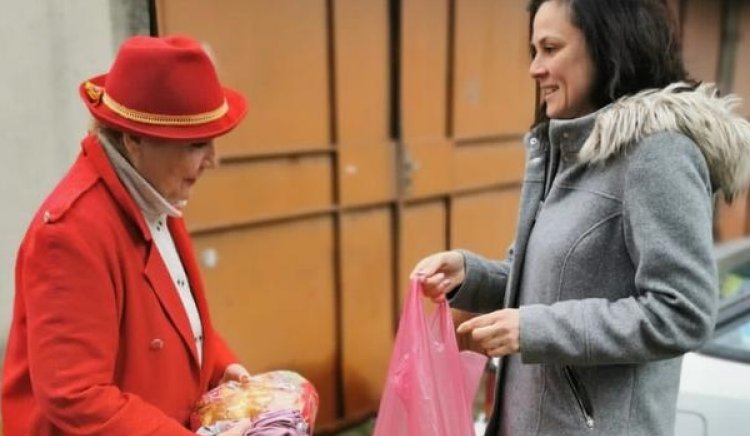 Социалисти от Търговище раздадоха козунаци и продукти на десетки възрастни хора 