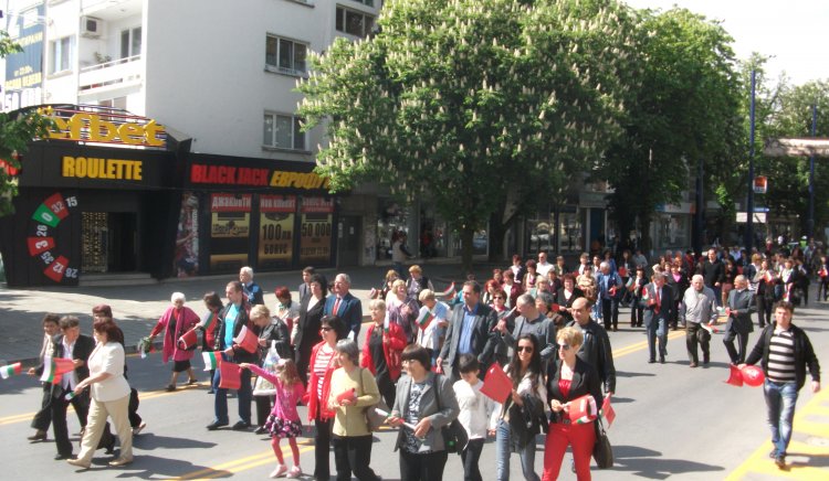 Десетки младежи в Търговище зарадваха жители на града по случай 1 май